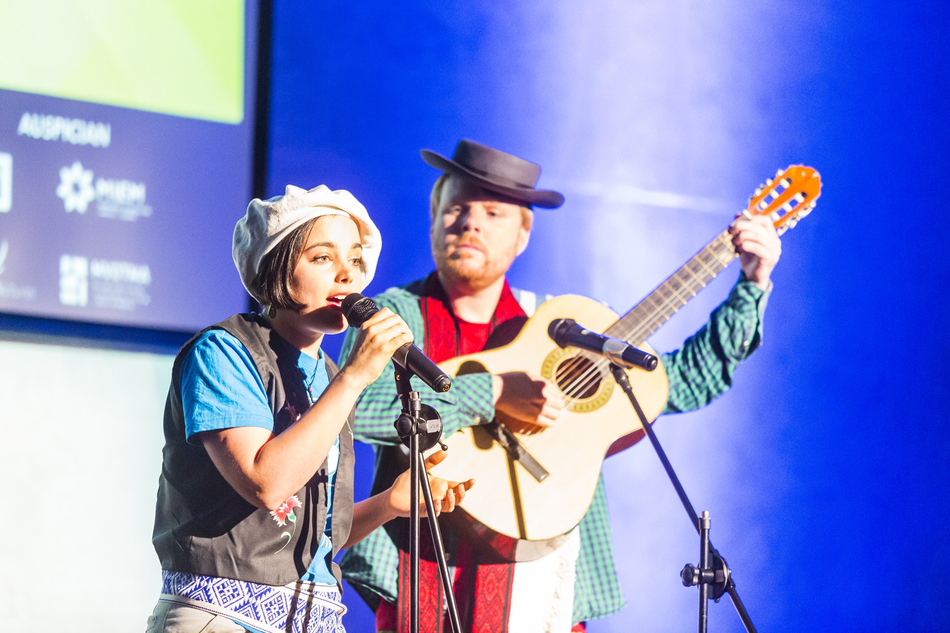 Science communication performance with microphone and guitar